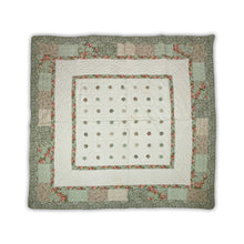 Load image into Gallery viewer, Yo Yo Medallion Quilt