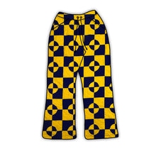 Load image into Gallery viewer, Drunkards Path Quilt