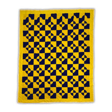 Load image into Gallery viewer, Drunkards Path Quilt